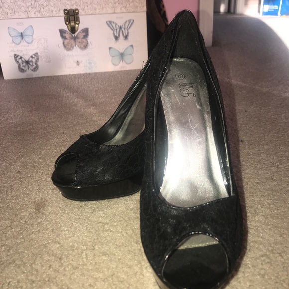 Black Lace Heels - Picture 2 of 3